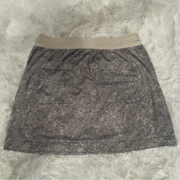 Athleta Chelsea Printed Cargo Skort - Picture 6 of 8